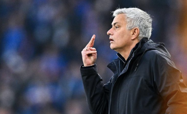  穆里尼奥赛后炮轰裁判，罗马争议红牌引发热议  